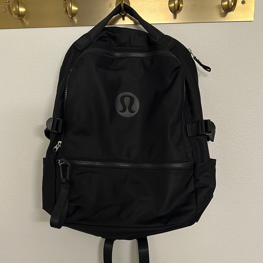 New Crew Backpack 22L
Logo